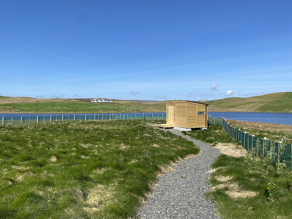 The bird hide and path beside Benston Loch